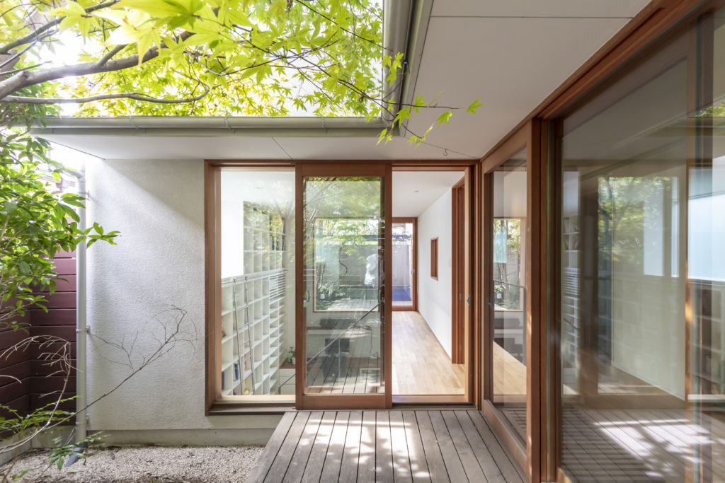 別荘地のように静かで緑に囲まれた家　緑と空の見える図書室でゆったりと本を読んで過ごす | Architecture | 100%LiFE-9