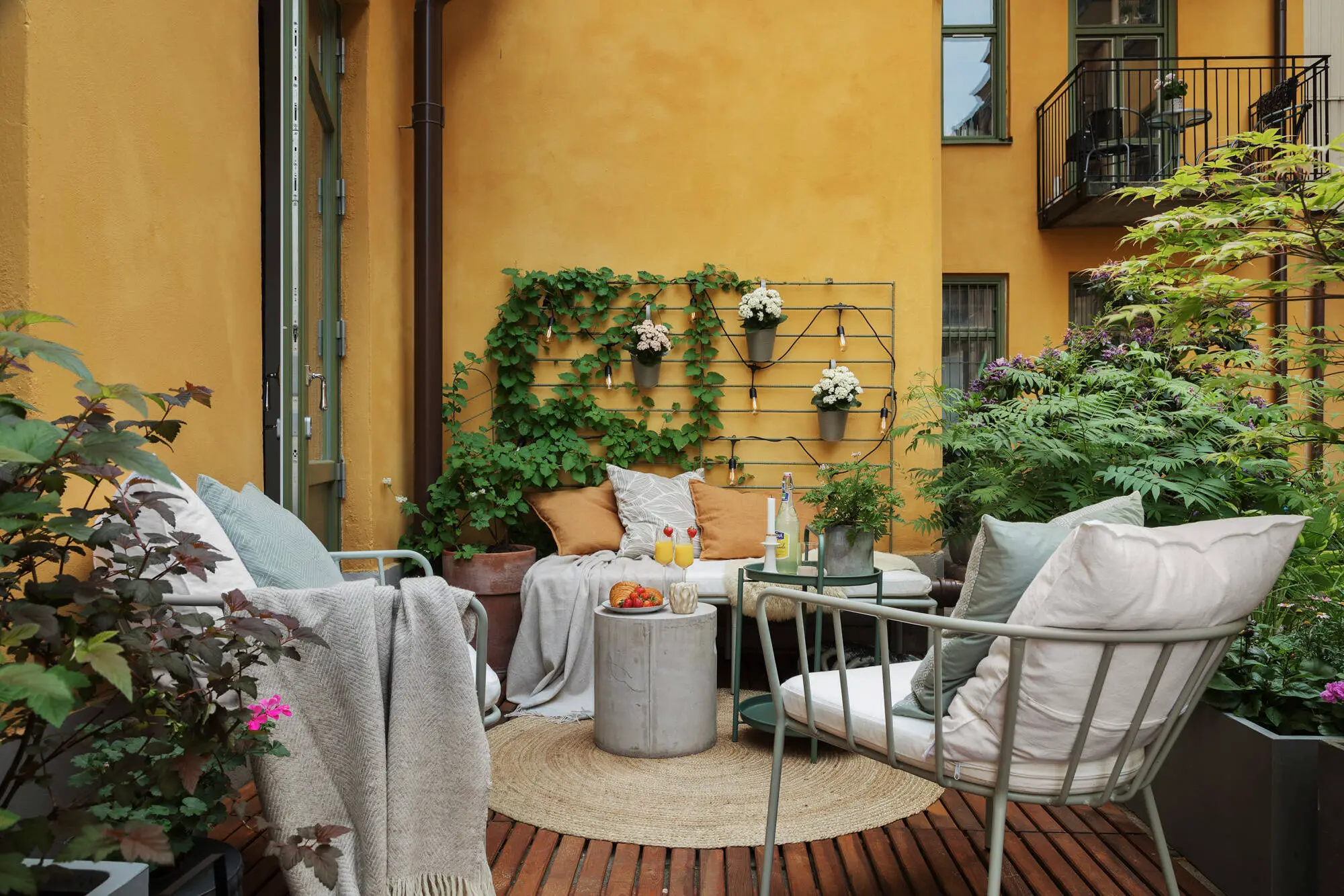 38m2 瑞典小公寓，色彩对比鲜明，家影院设计独特-11