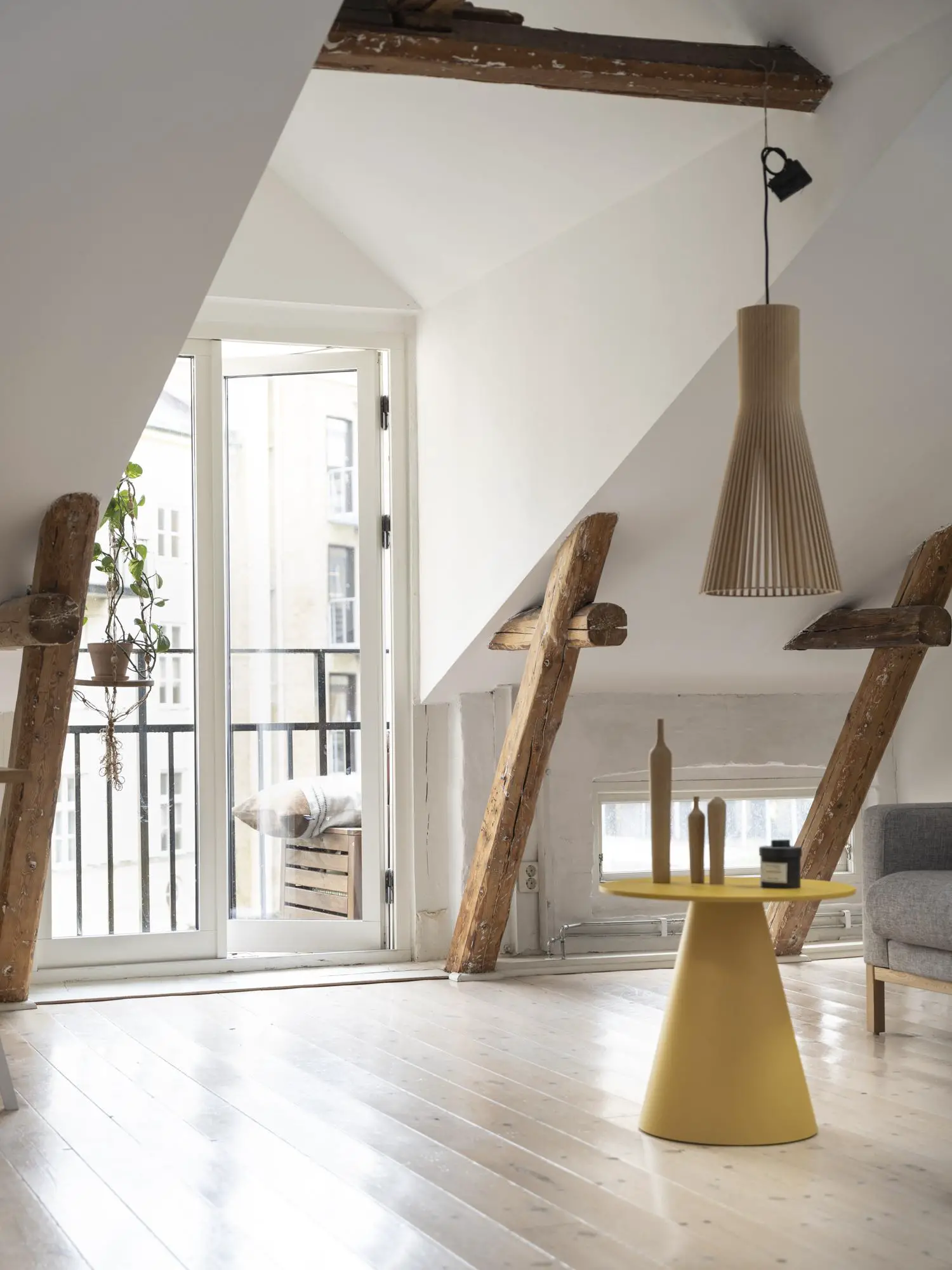 瑞典一旧楼顶层公寓的活力黄灰设计-3