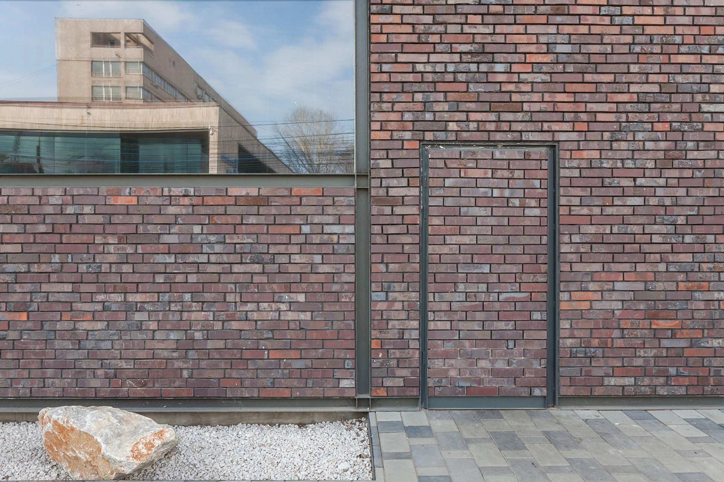 双面共生的罗马尼亚餐厅与俱乐部设计-14