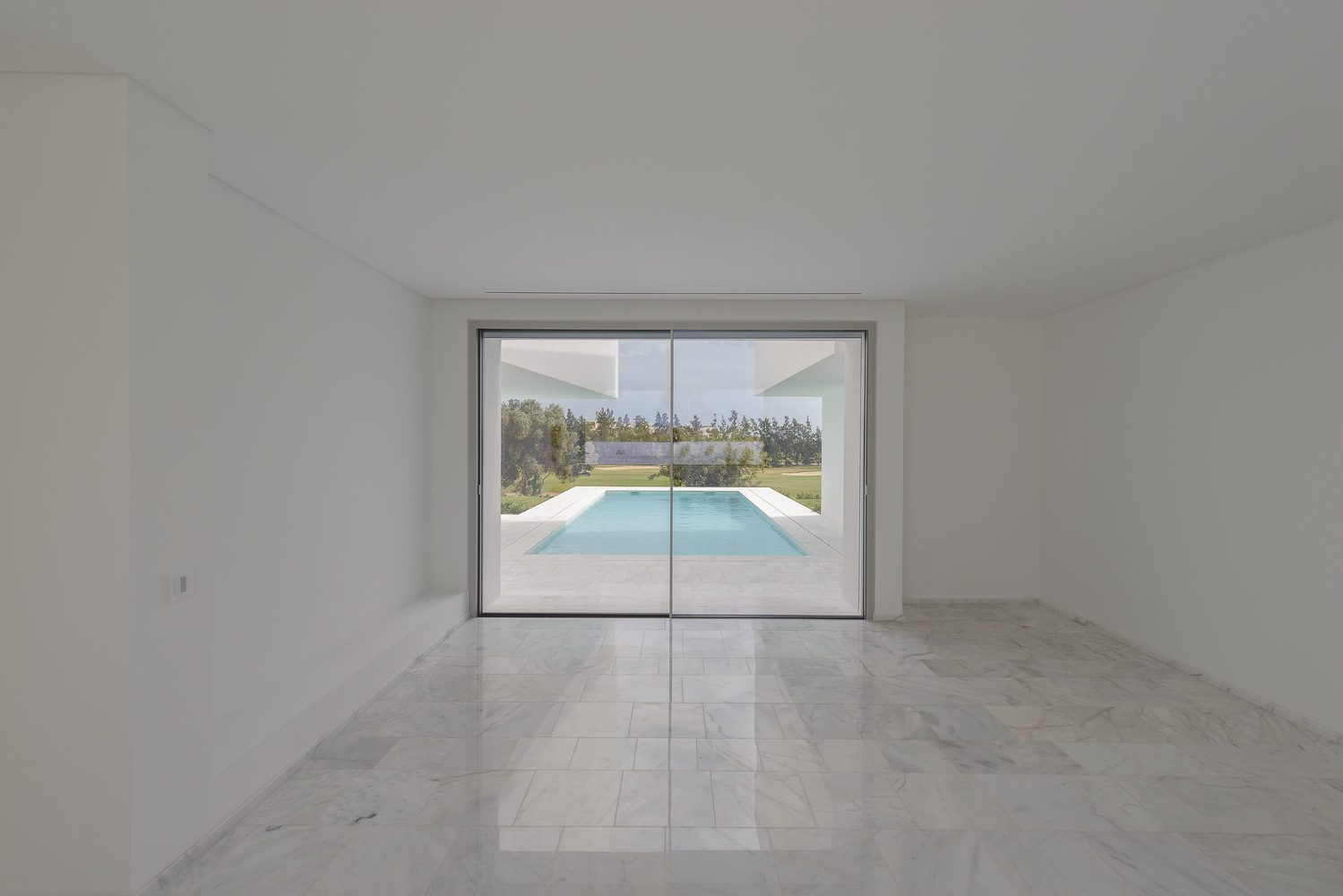 Between Two White Walls  Corpo Atelier-51