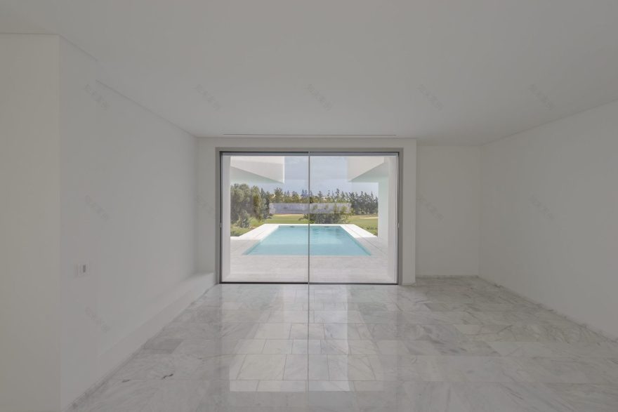 Between Two White Walls Corpo Atelier-51