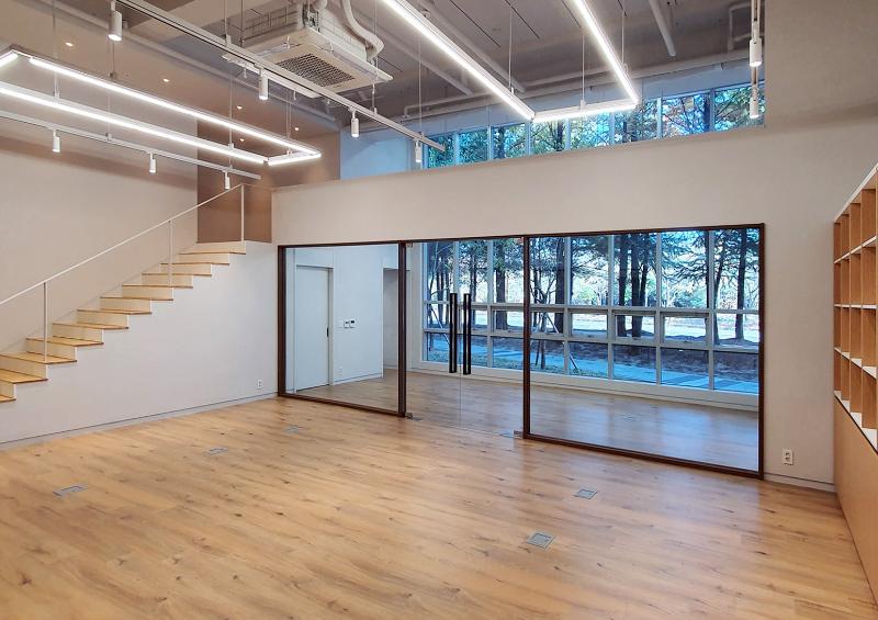 环保氛围的 90 平米化妆品原料公司办公室设计-5