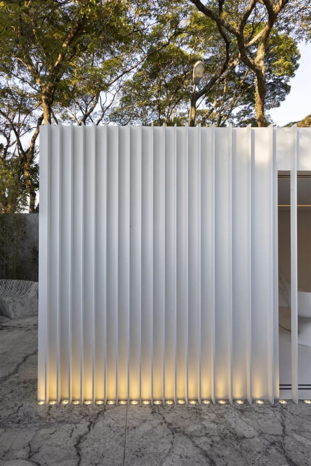 两个集装箱改造的极简主义微型住宅  Marilia Pellegrin-20