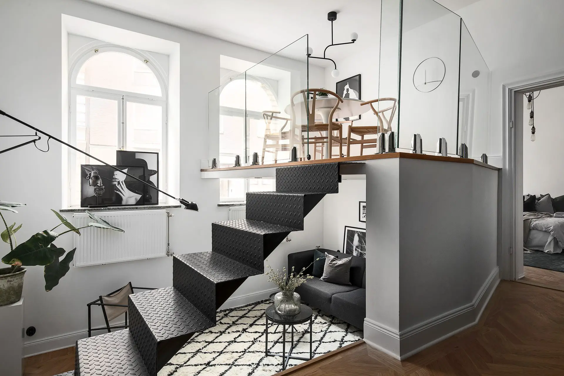 55 平米公寓惊奇布局，餐厅设在高处-1