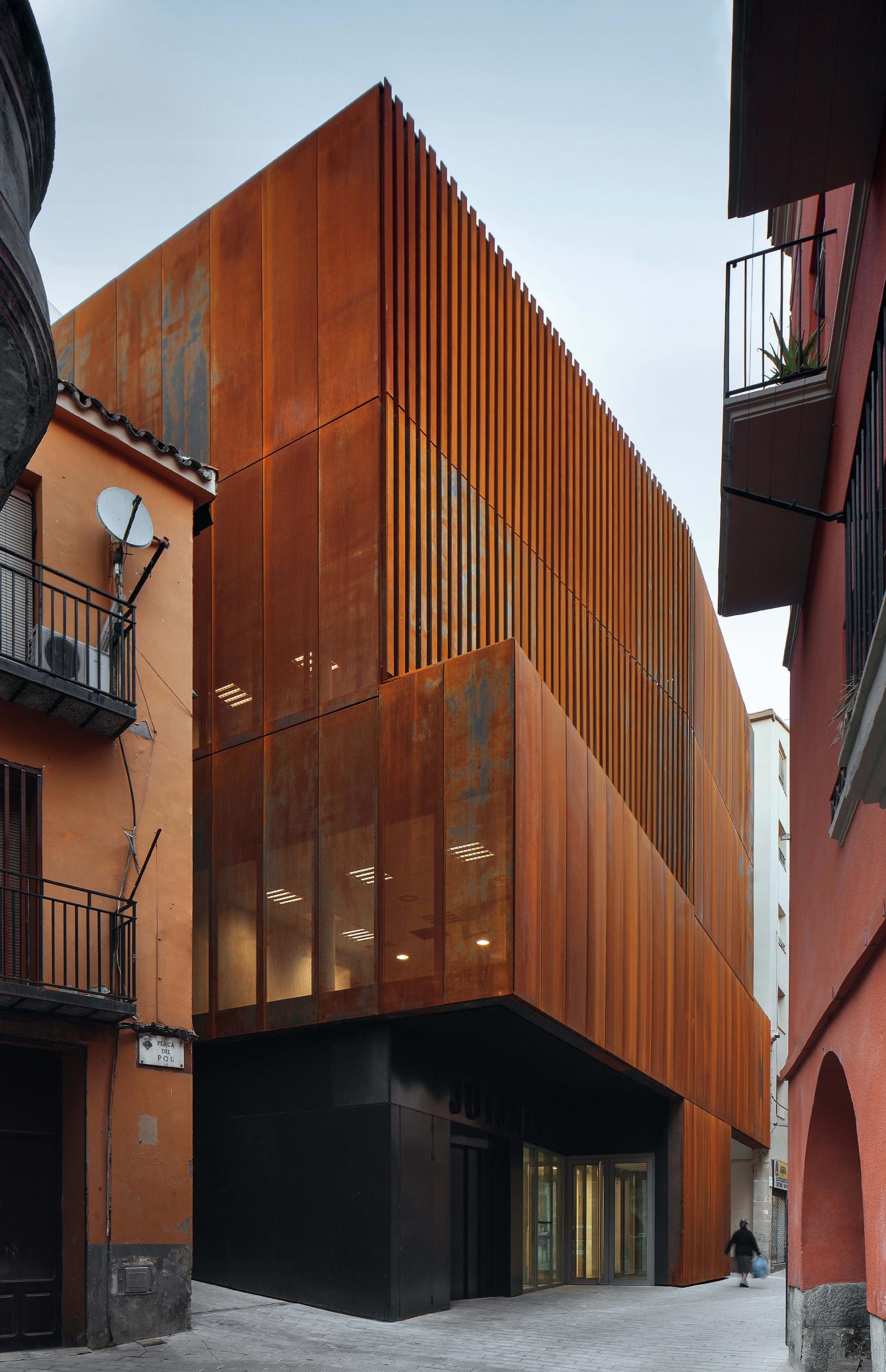 融合历史与功能的巴塞罗那法院设计-11