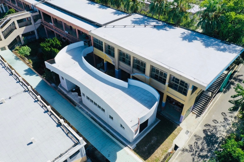 山峦校园中的有机弧线厕所设计-12