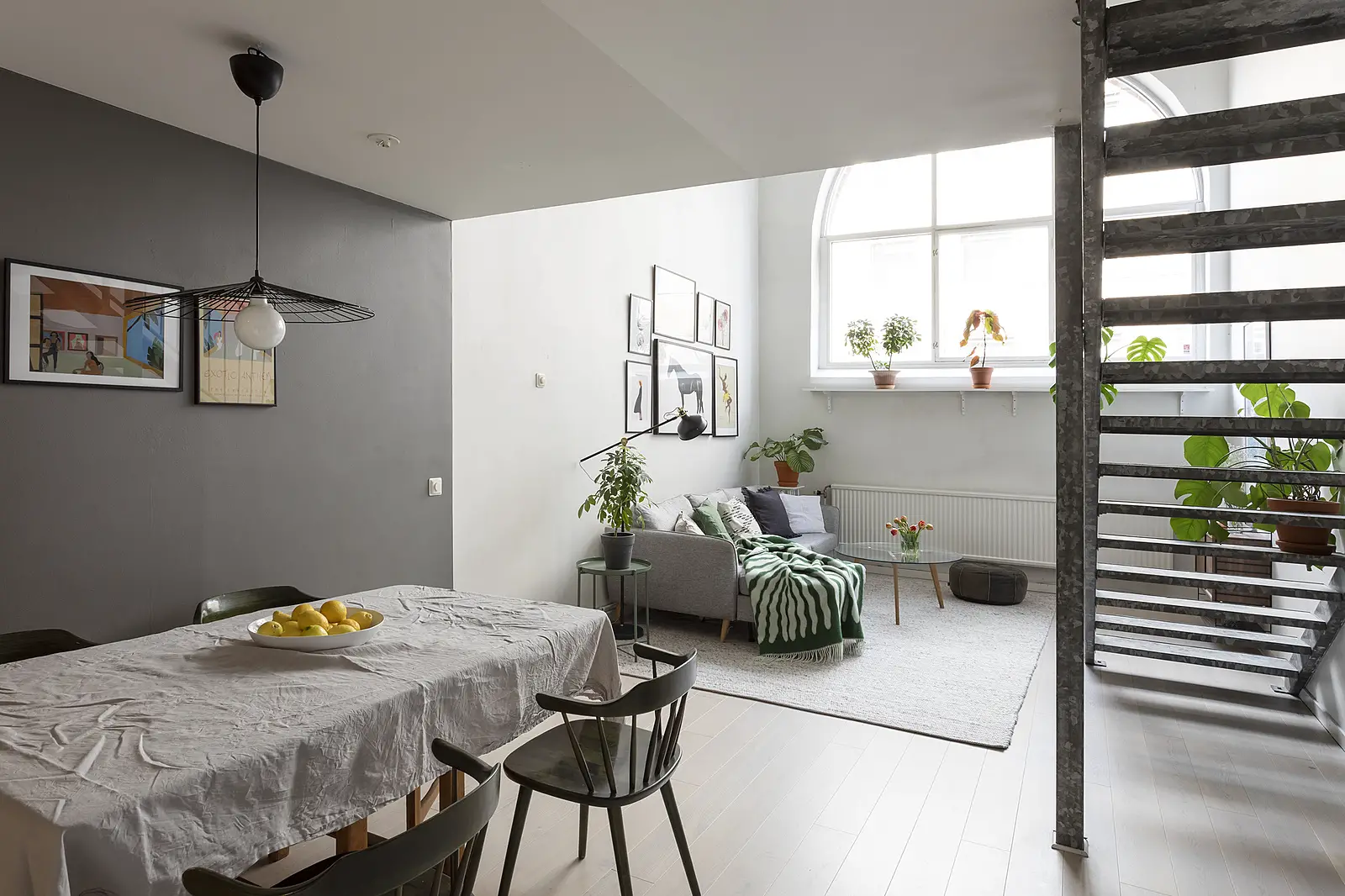 带有天窗的瑞典复式公寓房间-8