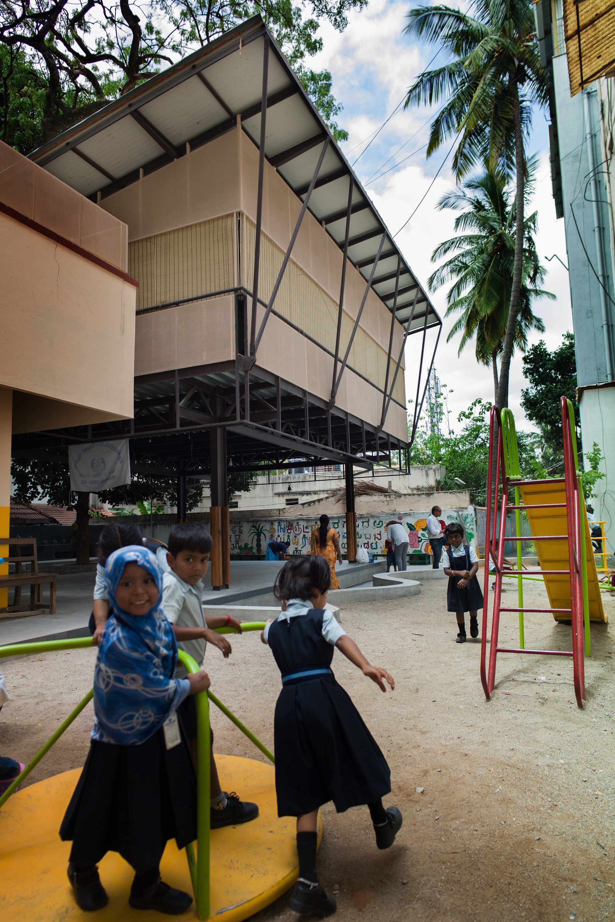 Mathew and Ghosh Architects 在班加罗尔贫民区小学打造树屋式多功能教室-1