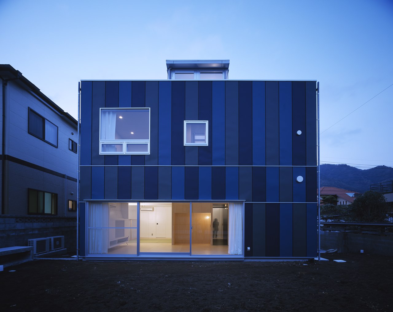 青い家（Blue house）丨日本大分丨塩塚隆生アトリエ（意匠）,大賀成典（構造）,河野設備設計室（設備）-5