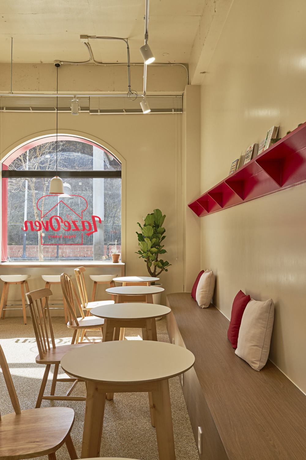 魅力无限的白色木纹 | 莱兹奥凡的 22 平米小型咖啡厅设计-15