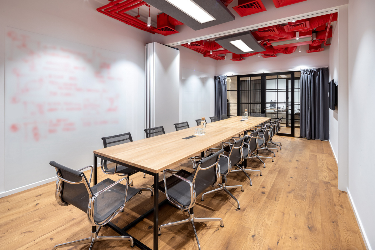 波兰华沙 Ogilvy 办公室,工业风与创意的完美结合-13