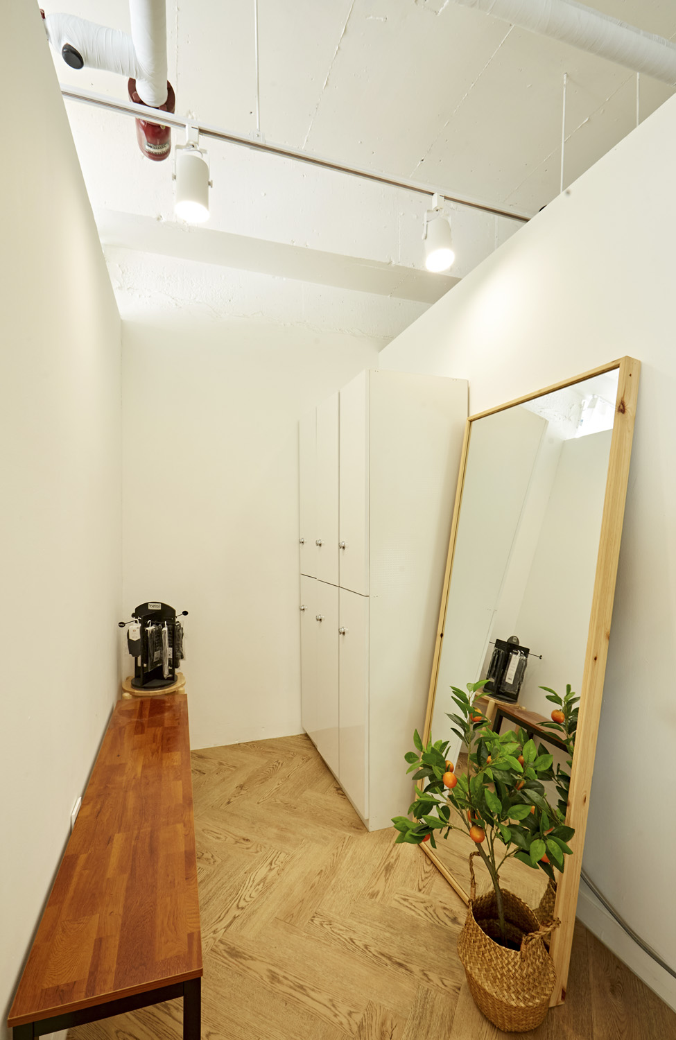 温馨舒适，20 平米白色与木质调的惬意空间-13