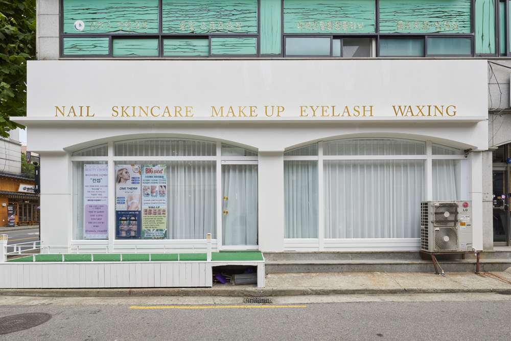 15 坪美妆店，现代白色调的精致空间-2