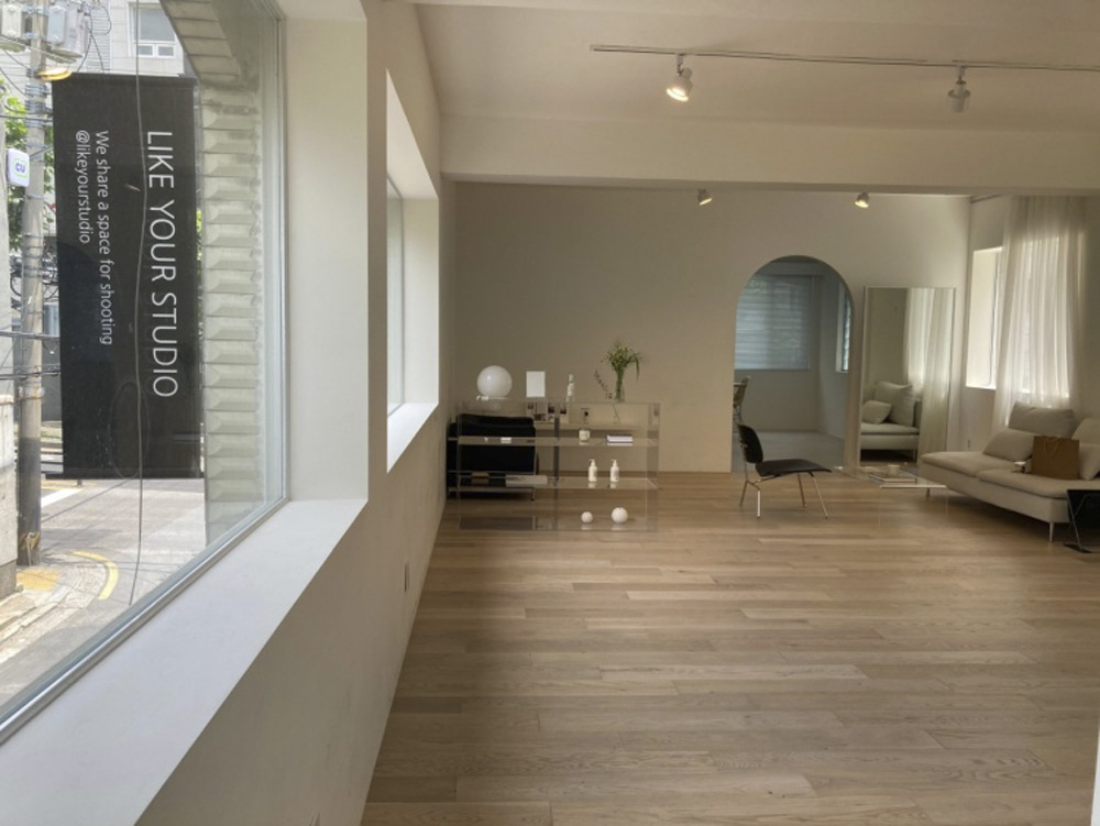 "白色与木色的高级 27 平米工作室"-26