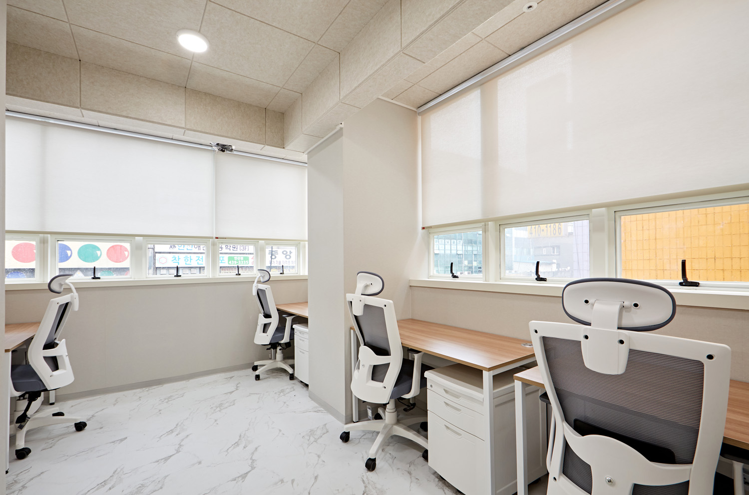 白色与木色，打造 120 平米共享办公室的极简魅力-11