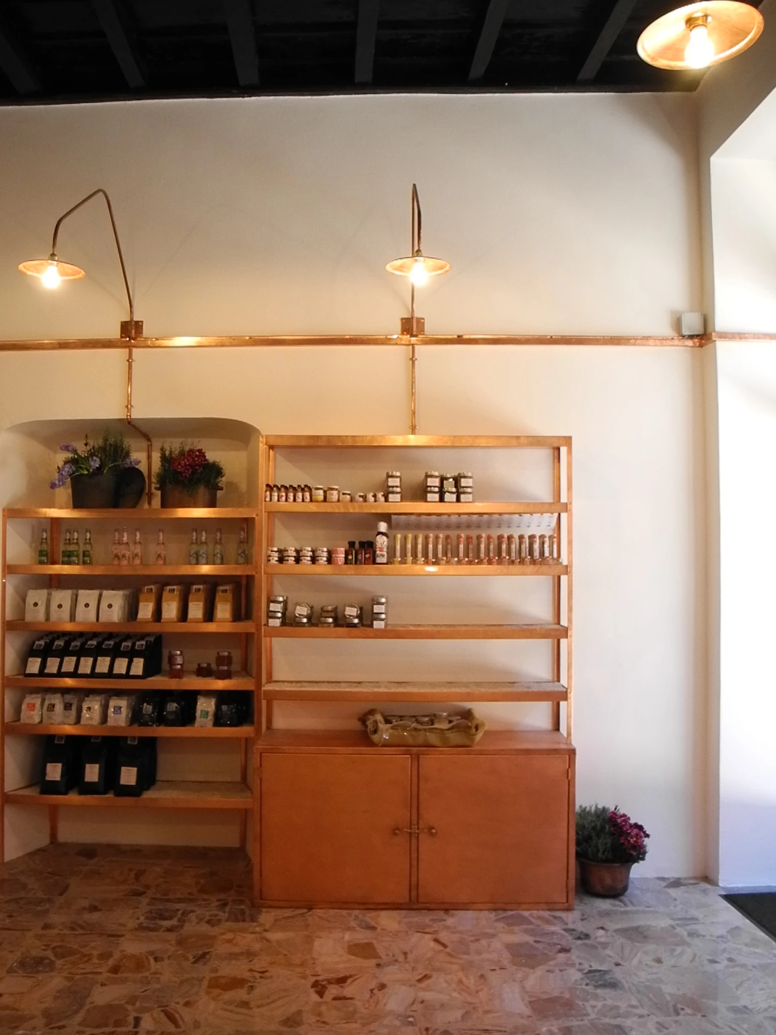 全球食材汇聚，手工铜叶打造独特展示空间-15