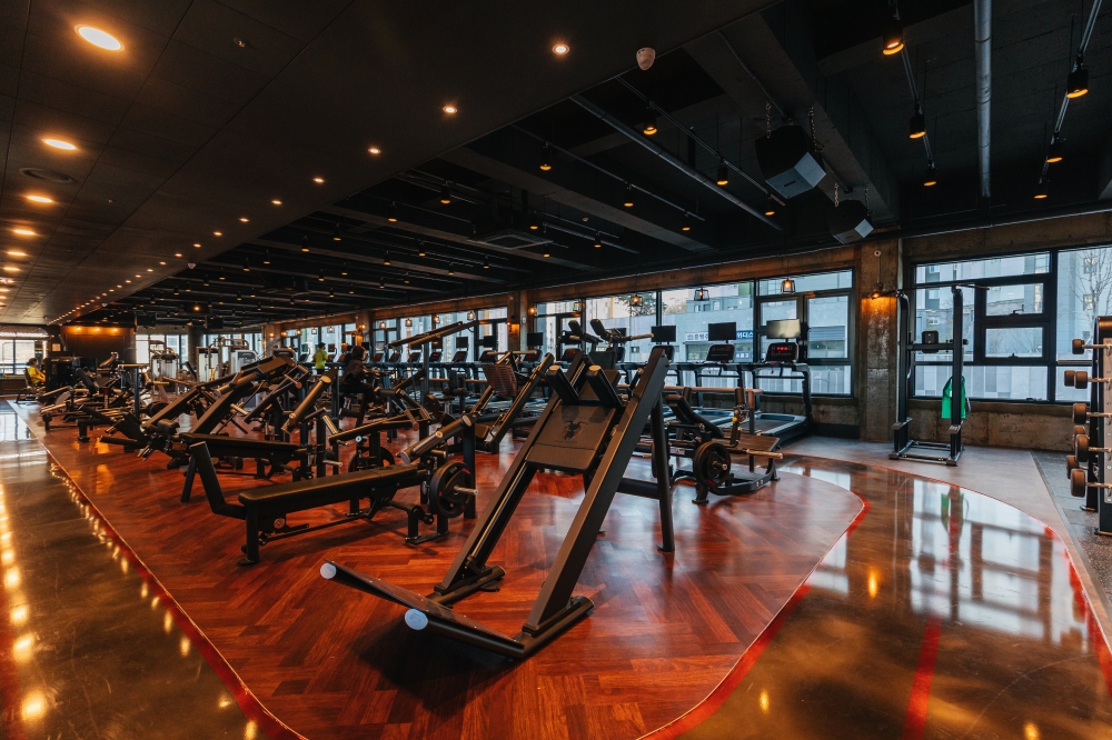 韩国 HUE 健身中心 2 号店 | 极简现代设计，500 平米大型健身空间-7