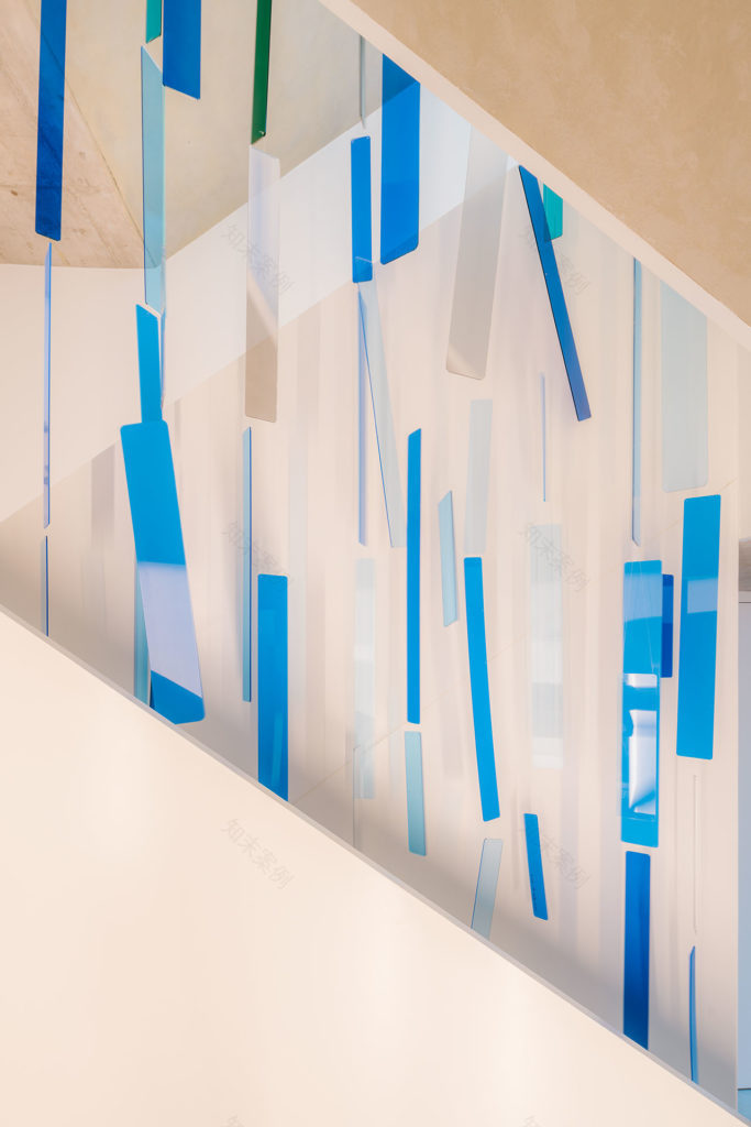 色彩螺旋楼梯,自然元素与建筑设计的完美融合-27