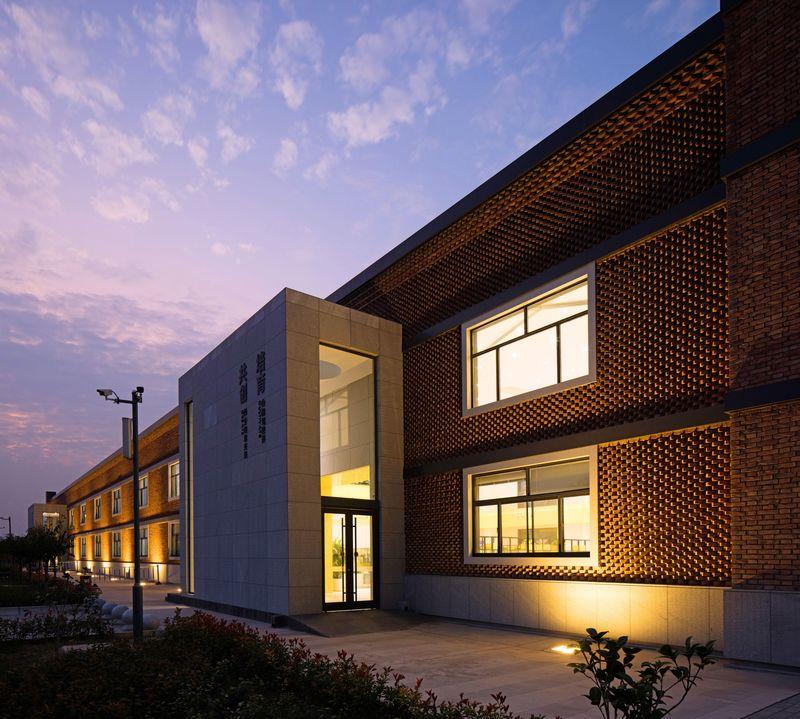 废旧仓库变身高颜值驾校，极简工业风诠释安全警示-43