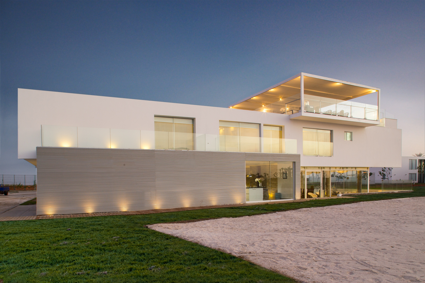 三立方体秘鲁海滩别墅 | 创新空间设计，三家庭共享和谐生活-0