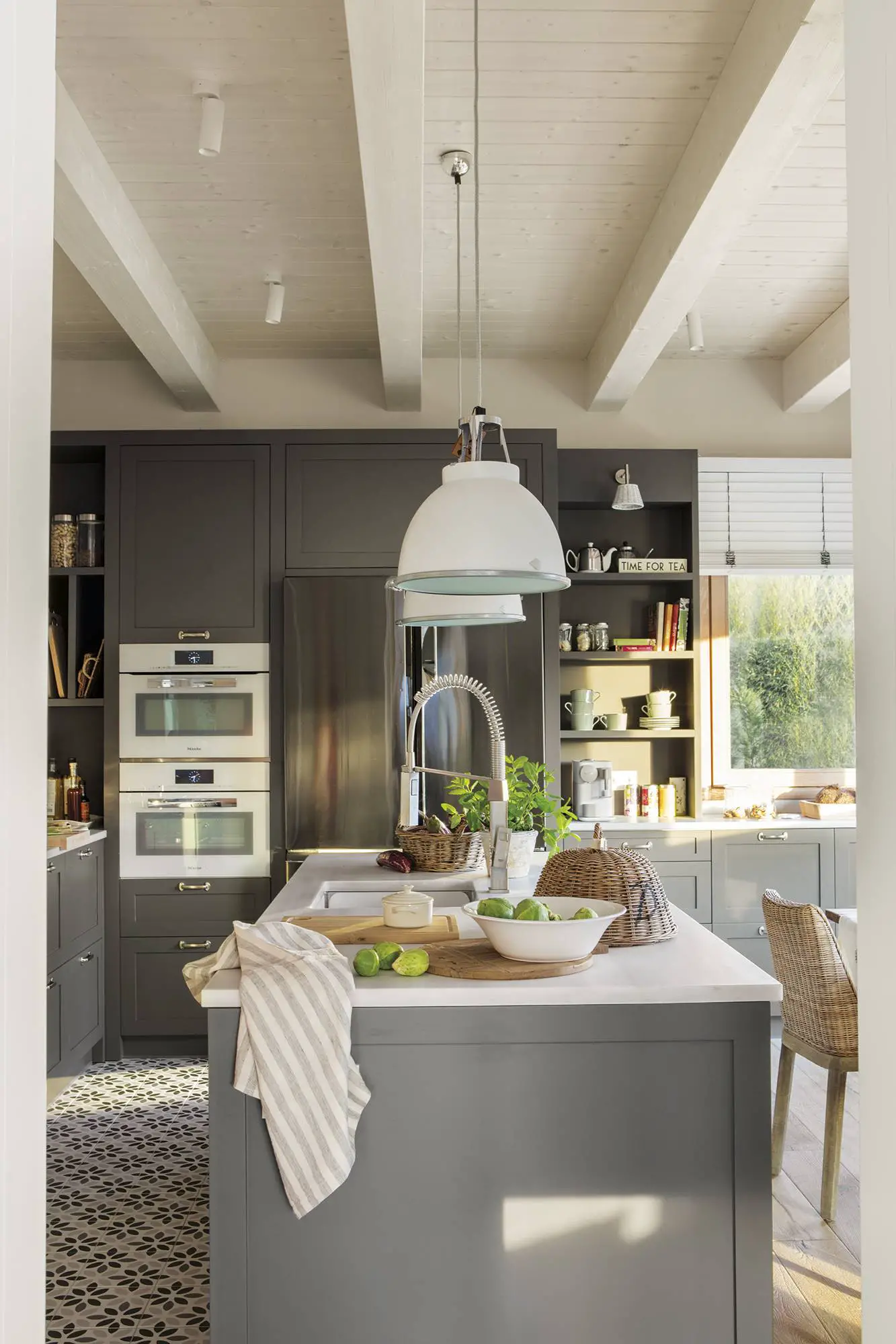 马德里郊区可持续木质别墅的简约自然设计-7