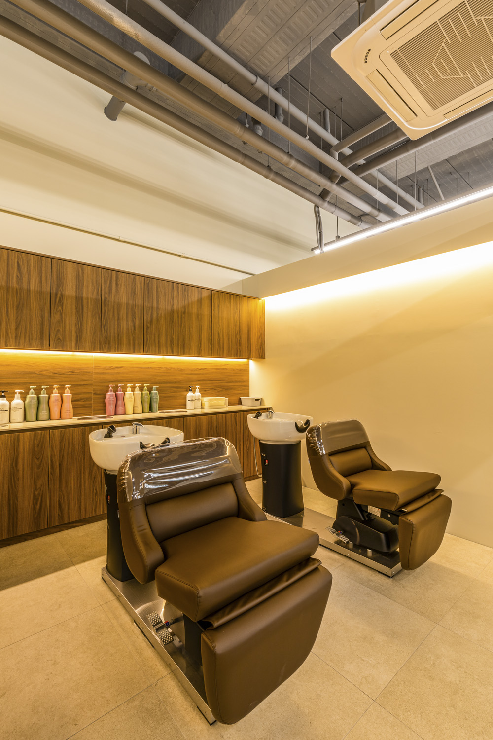 白色木纹打造现代美容空间-14