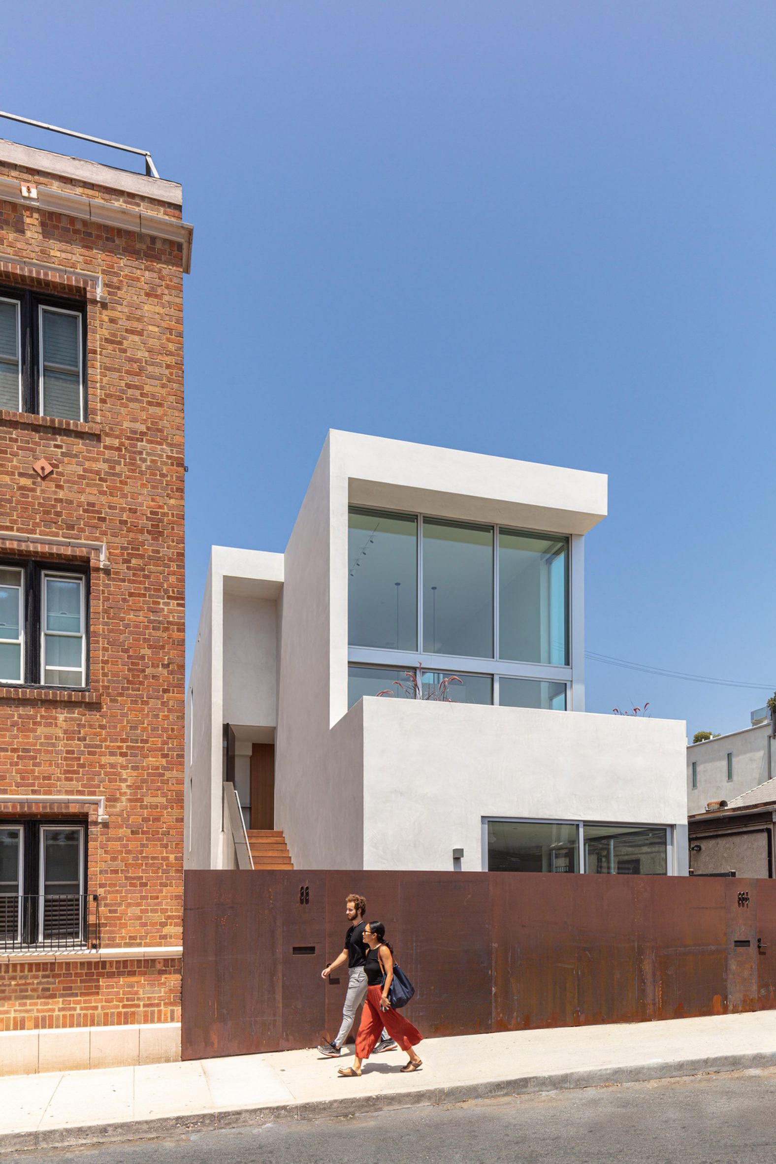 "白色 stucco 洋房 | 洛杉矶 Ehrlich Yanai Rhee Chaney 建筑师的宁静避风港"-3