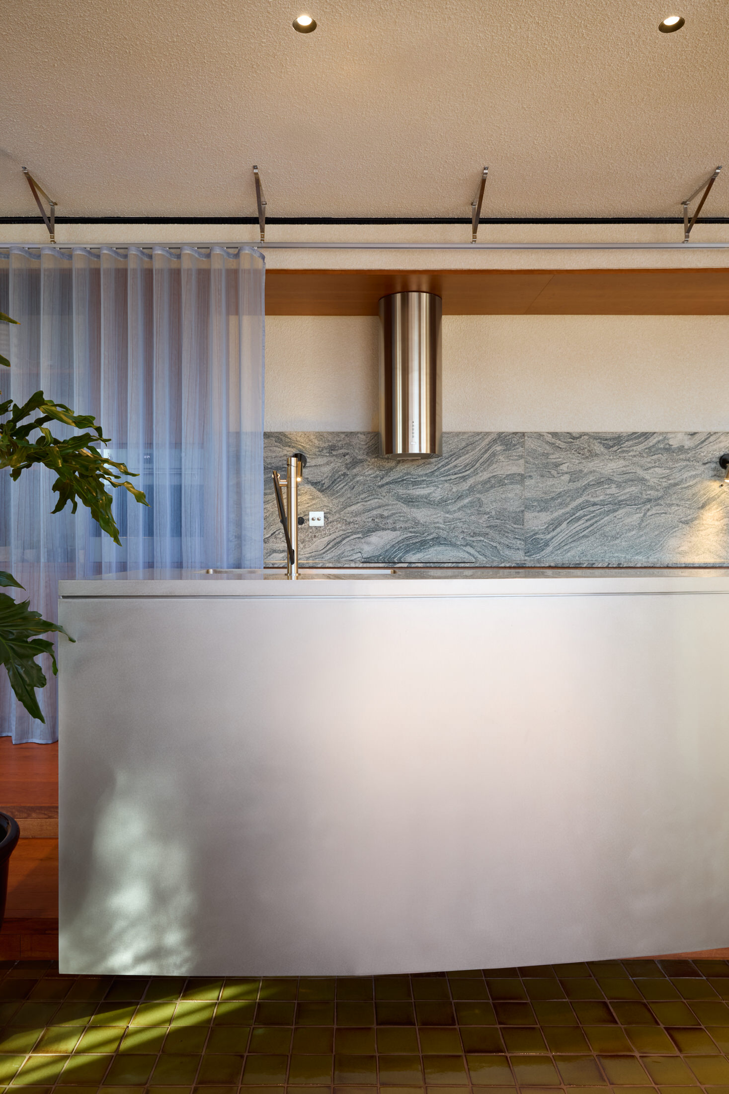 Mid-Century Vibes in Modern Dubai: Al Barari Apartment by Bone Studio.-52