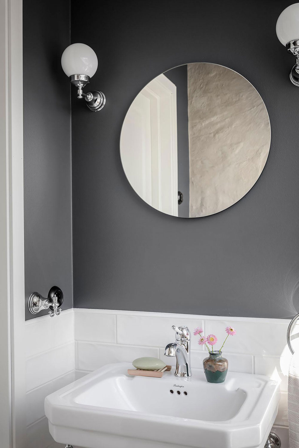 哥德堡红色沙发公寓 | 独特阁楼设计与空间利用-23