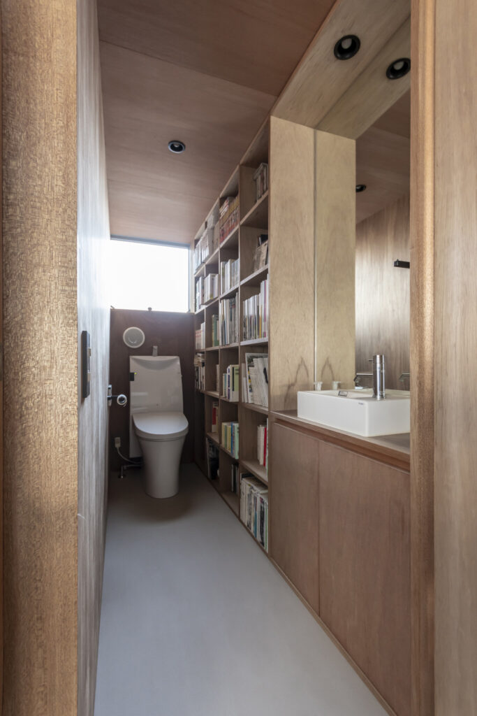 “路地庭”と“屋根庭”のある家　吹き抜けの窓を開けると心地の良い半屋外空間に | Architecture | 100%LiFE-9