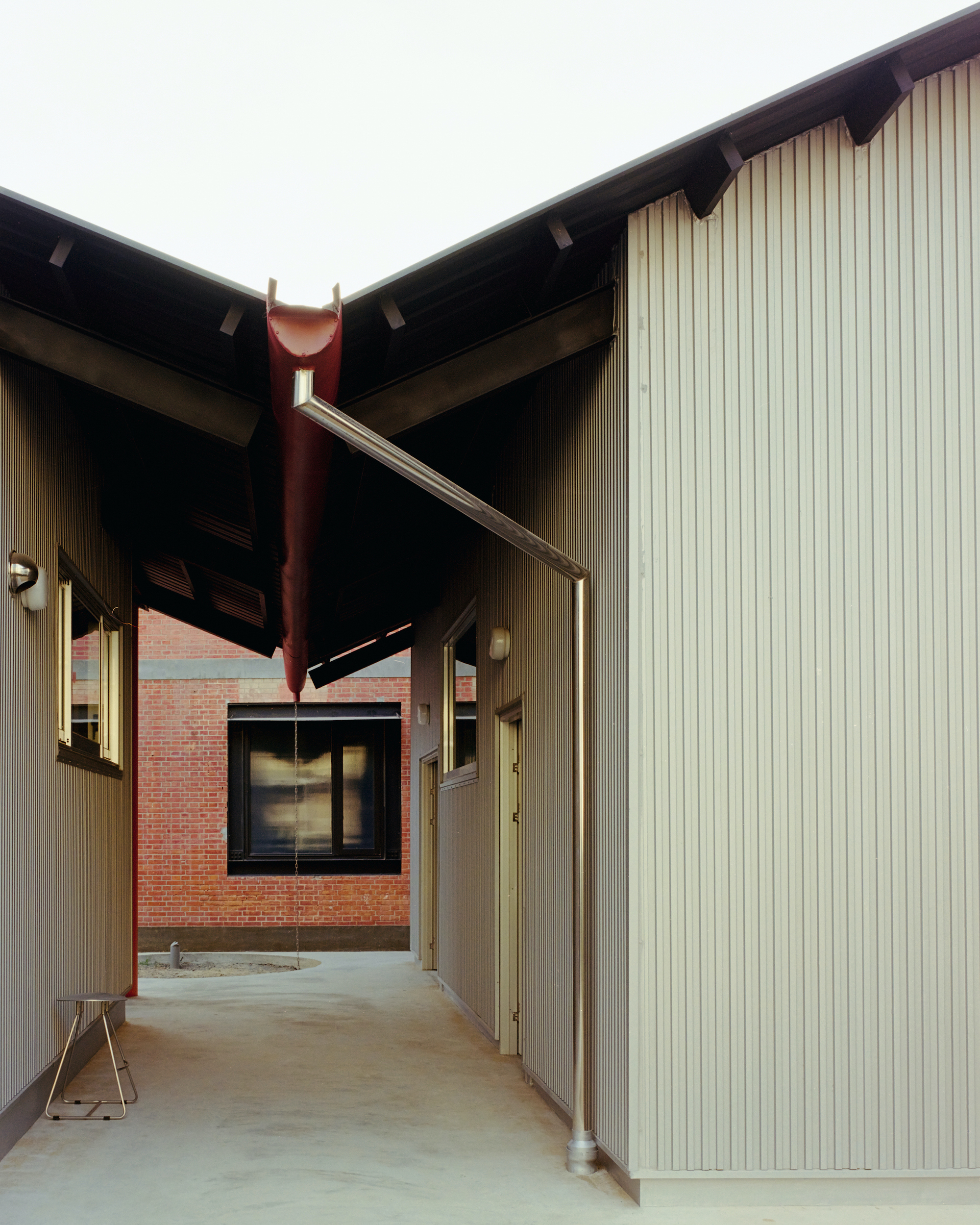 Double Roof House / Studio Tngtetshiu-33