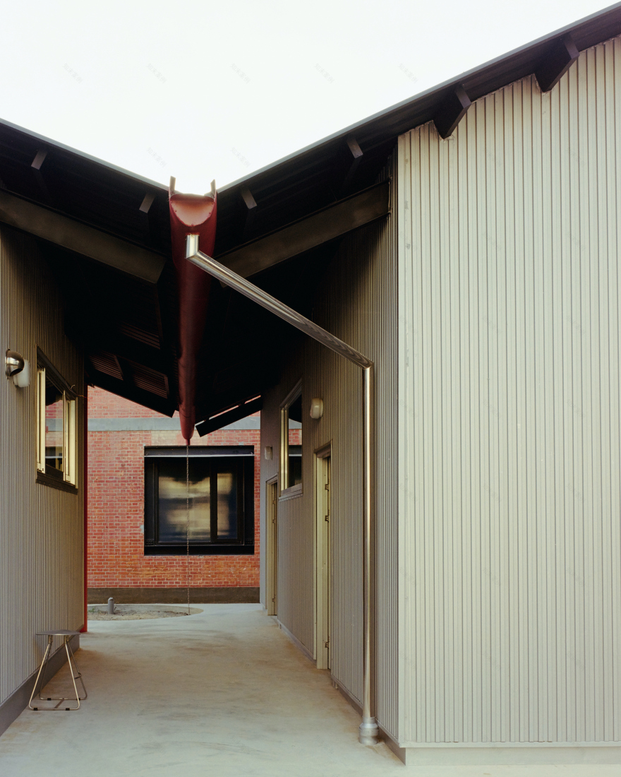 Double Roof House / Studio Tngtetshiu-33
