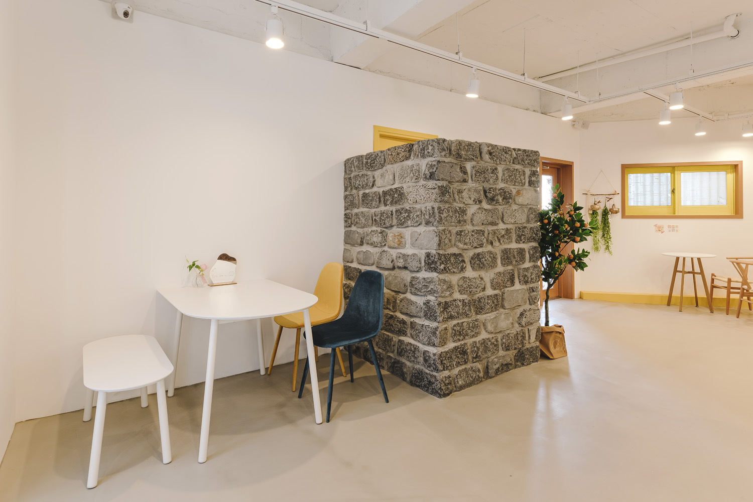 黄色亮点可爱风，20 平米甜品咖啡厅设计成本-10