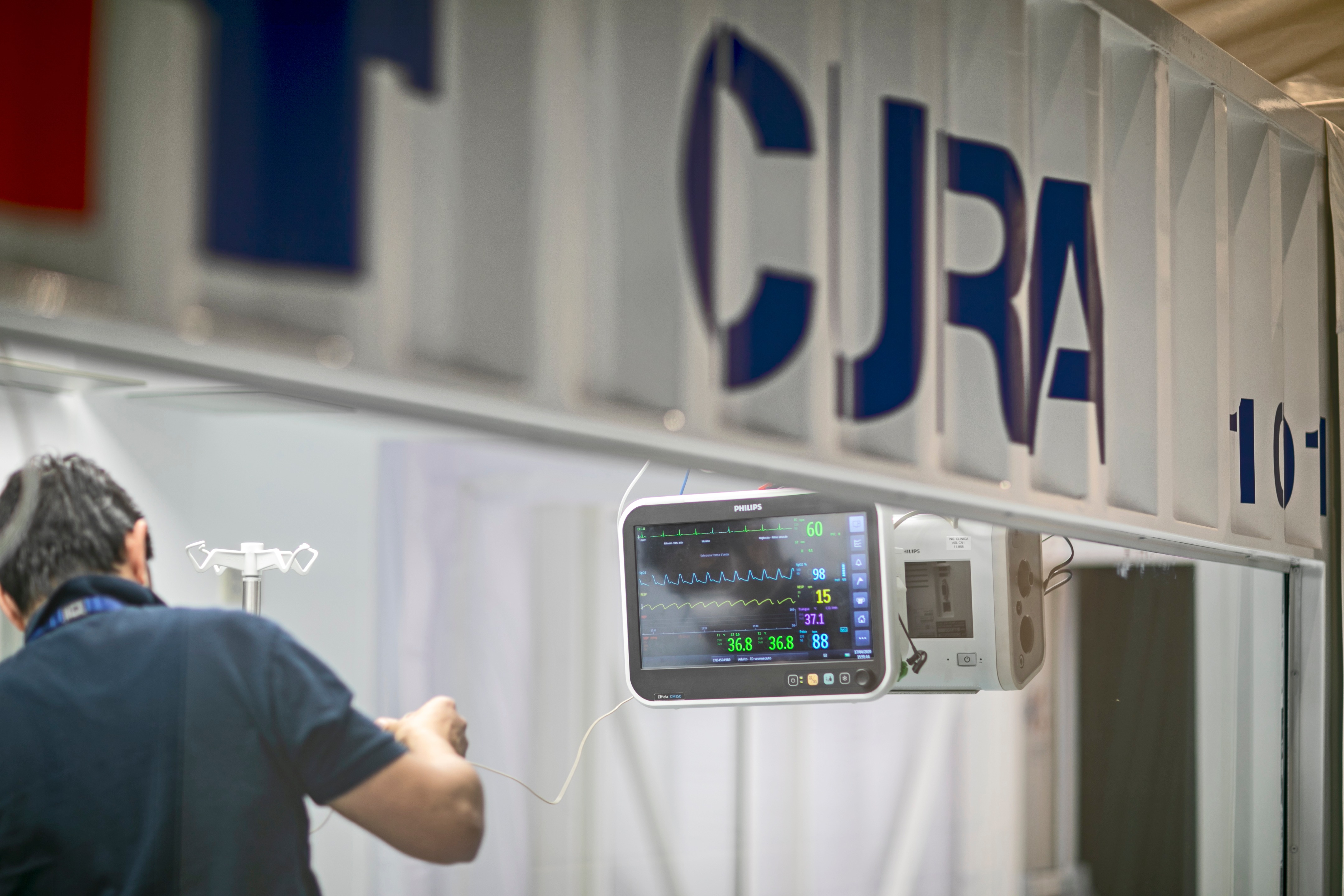 疫情下的紧急救治室·集装箱改建的 ICU 病房-17