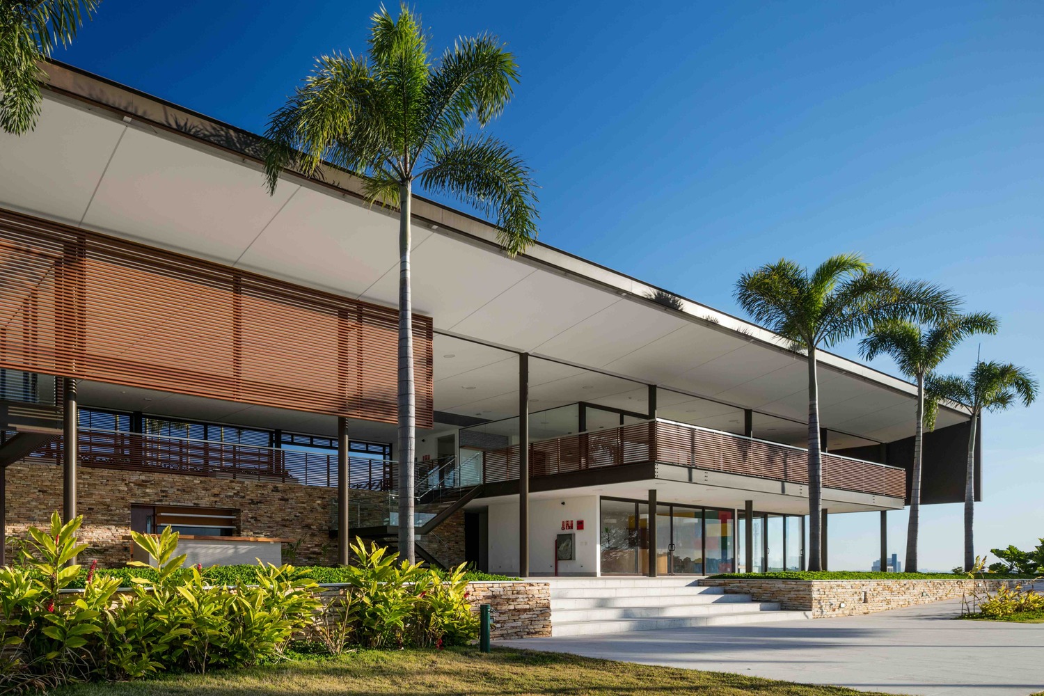 巴西自然景观中的社交俱乐部总部-57