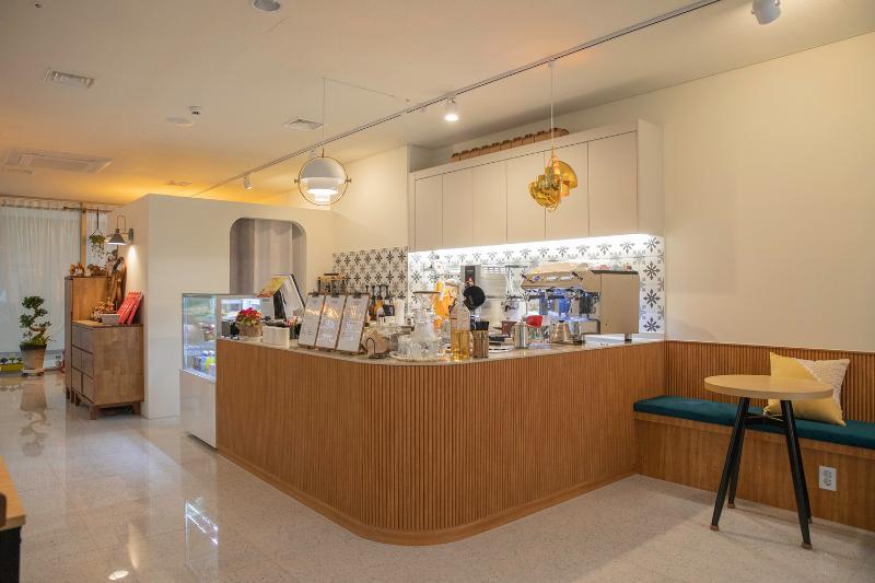 20 平米简约咖啡厅，打造温馨原木空间-5