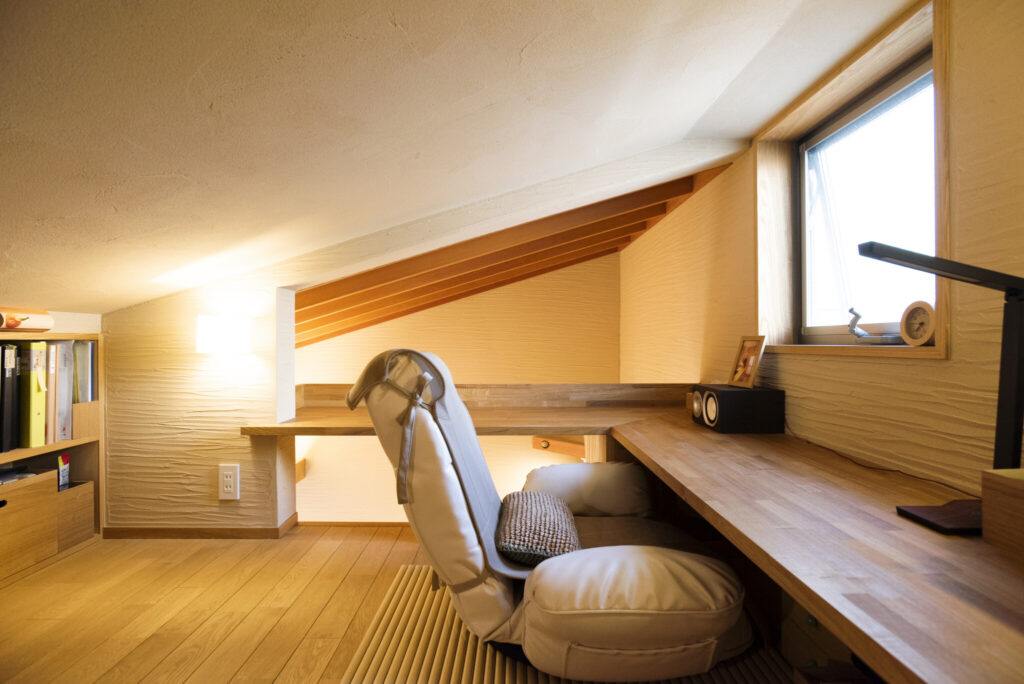 自然素材にこだわる　光と陰が織りなす変化を楽しむ左官の技が光る家 | Architecture | 100%LiFE-11