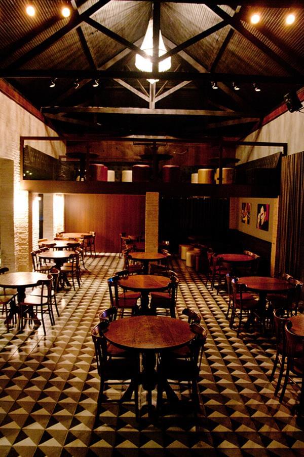 巴西木质酒吧 Sibipiruna 的现代翻新-5