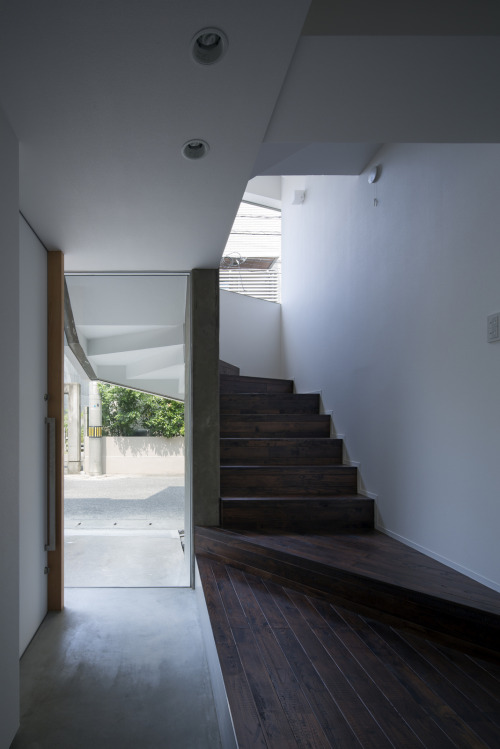 棚屋；棚式房屋（注：shelf house不是常见组合，shelf常见义是架子，但这里结合语境推测可能是类似棚屋这种简易房屋，shelf可能取其有遮蔽功能类似架子结构之意 ，不过这只是较合理的推测翻译） 丨開建築設計事務所-3