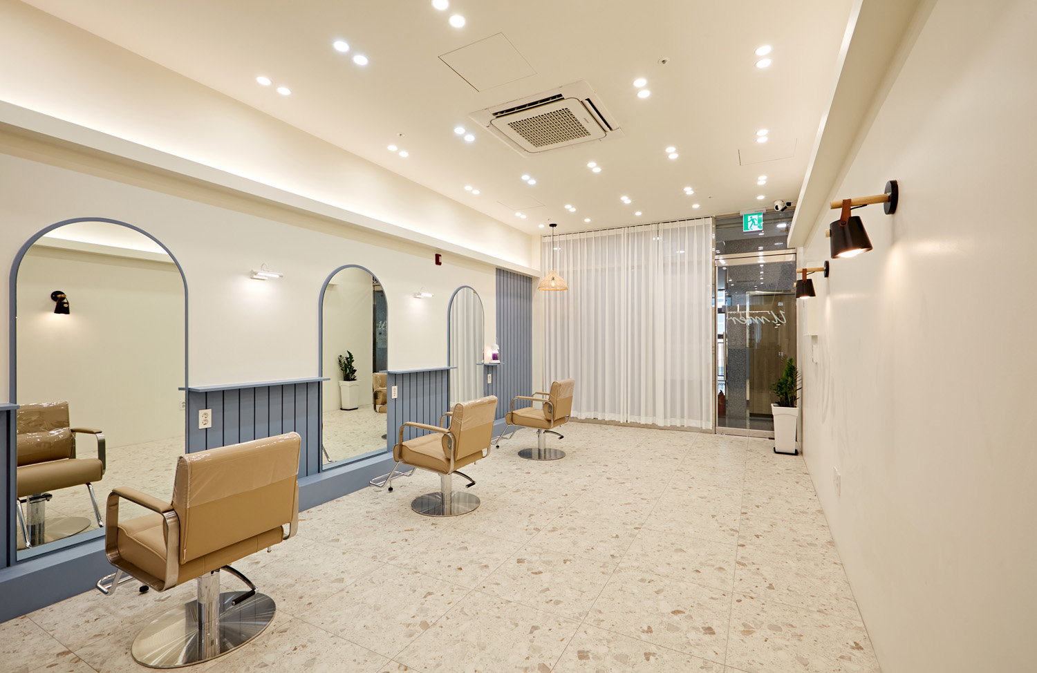 蓝色点缀的白色美容院设计-6