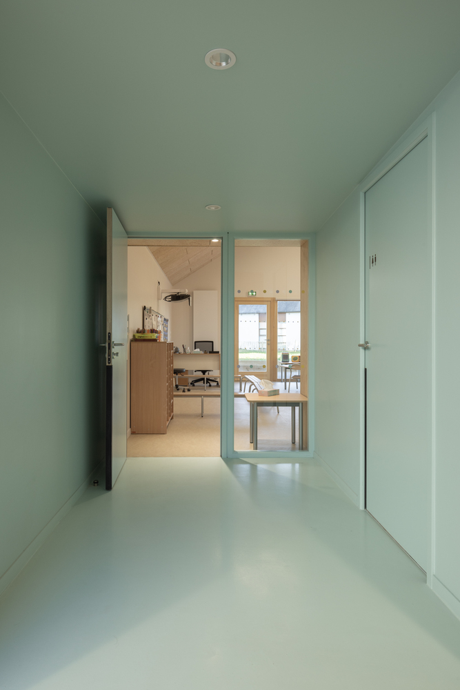 轻盈的阳光板和温暖的木质家具融合的幼儿园设计丨戈者设计-8