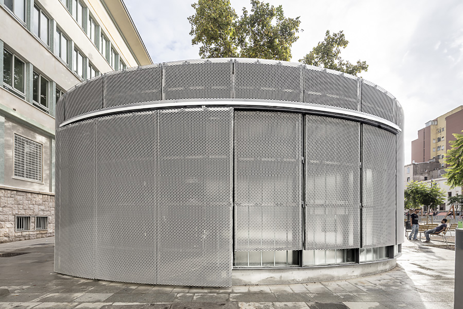 巴塞罗那临时绿色回收点 | 轻巧透明，融入街景-20