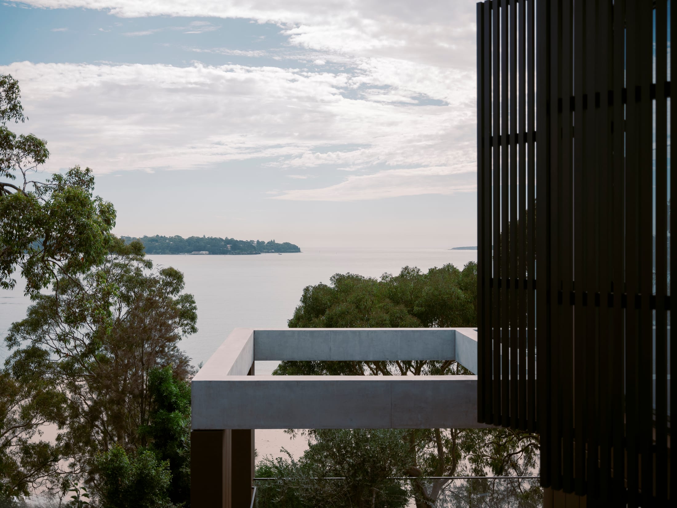 Back of the Moon: A Multi-Generational Coastal Retreat in Maianbar.-16