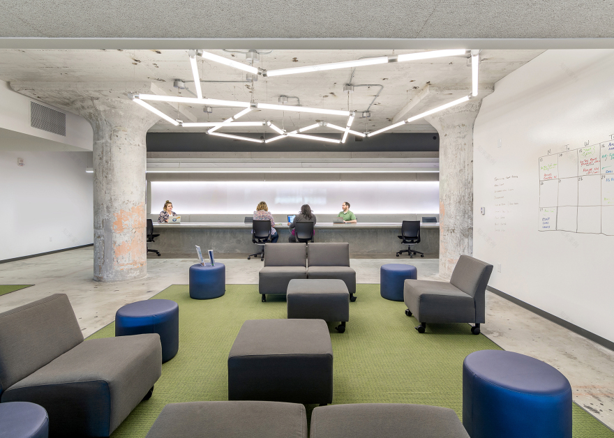 Tech901 办公空间 | 混凝土长桌与实木元素打造的协作中心-17