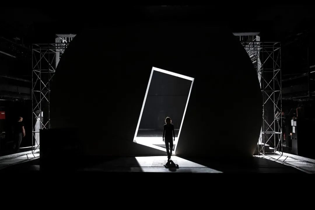 舞台魔法师 | 塞巴斯蒂安·汉纳克的震撼空间美学-58