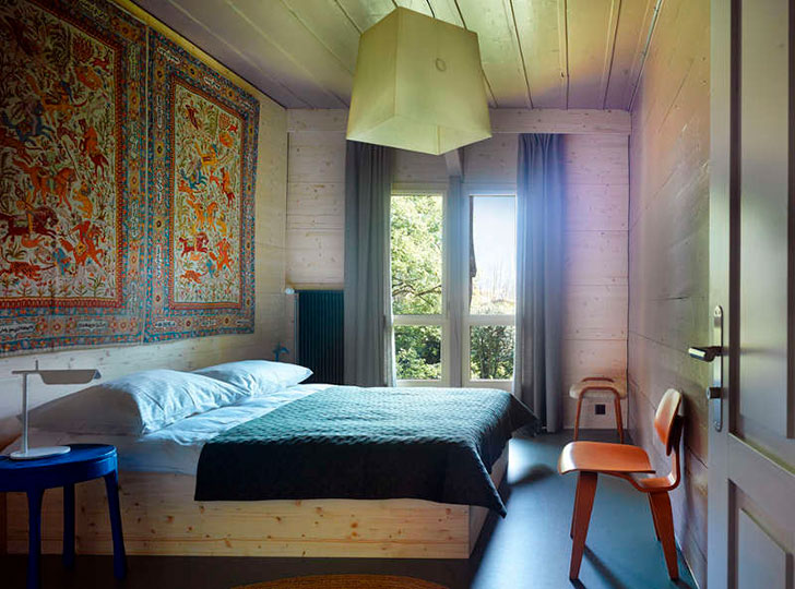 瑞士阿尔卑斯山中的复古花漾木屋-14