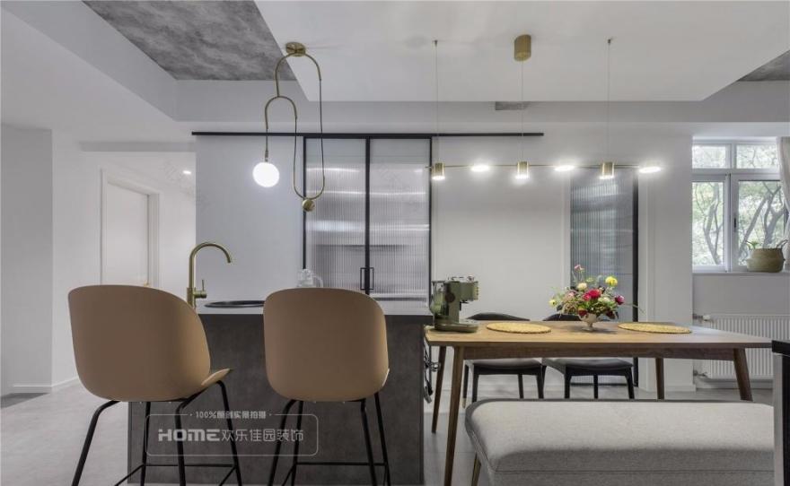 灰色调北欧风,打造花艺 90 后夫妇的诗意家居-25