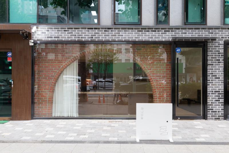 25 坪温暖氛围的白色与木质调咖啡馆设计-2