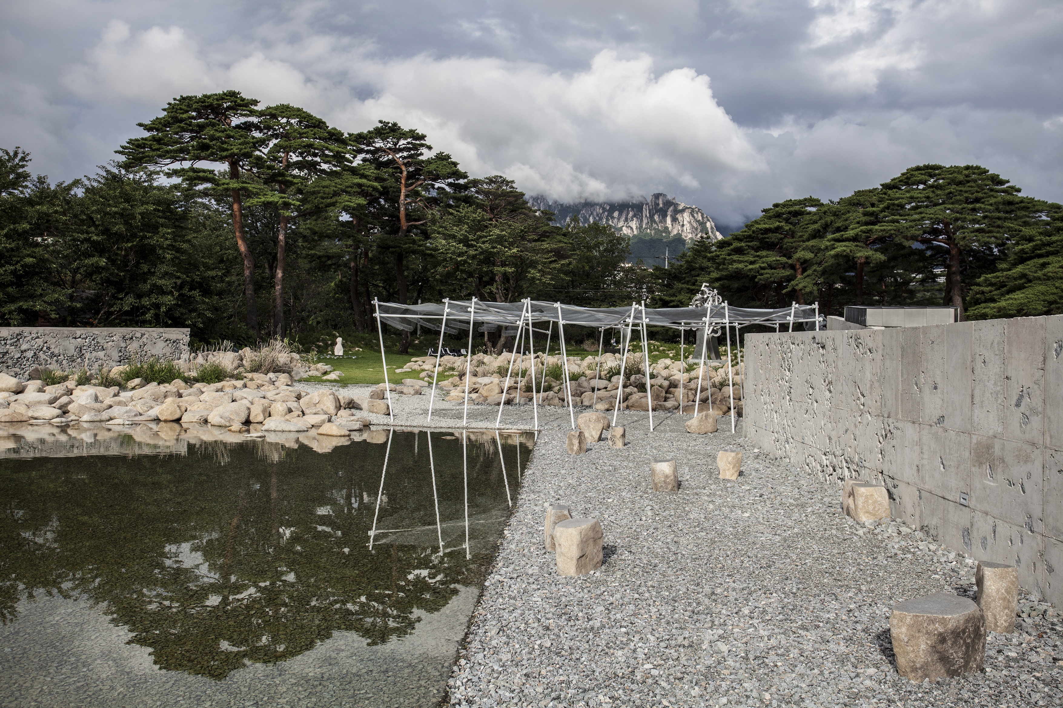 山风松韵的雕塑画廊——韩国 Bauzium 美术馆-30